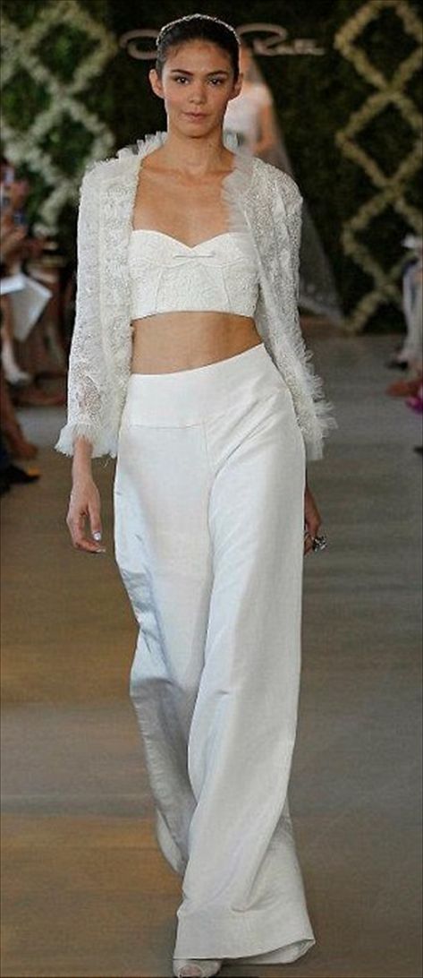 <b>הדגם שהציג אוסקר דה לה רנטה (צילום מסך: DailyMail)</b>